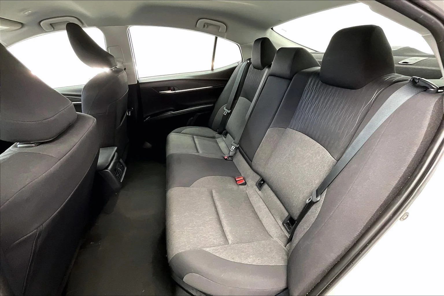Used 2025 Ice Cap Toyota LE image 20