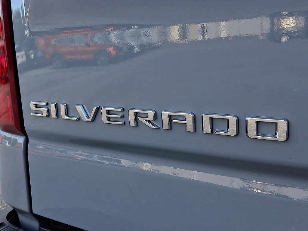 Used 2025 Slate Gray Metallic Chevrolet Custom image 28