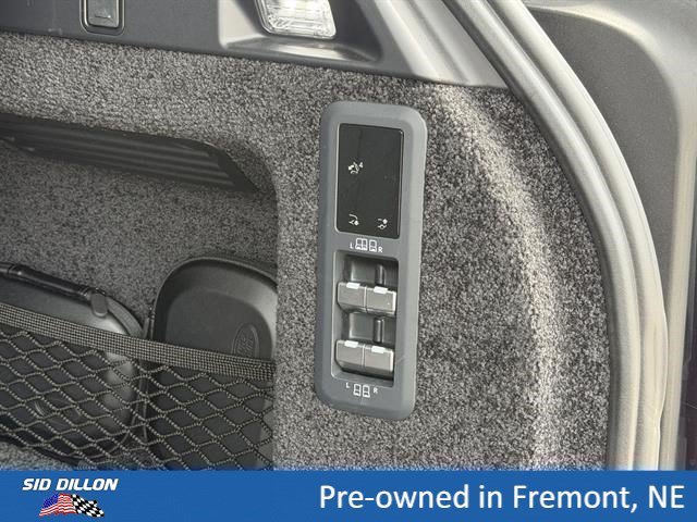 Used 2025 Gray Land Rover SE image 7