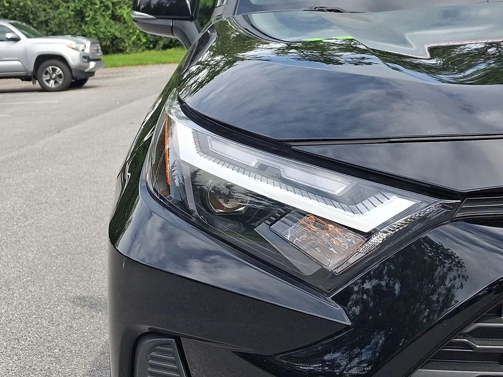 2025 Toyota RAV4 XLE - Photo 9