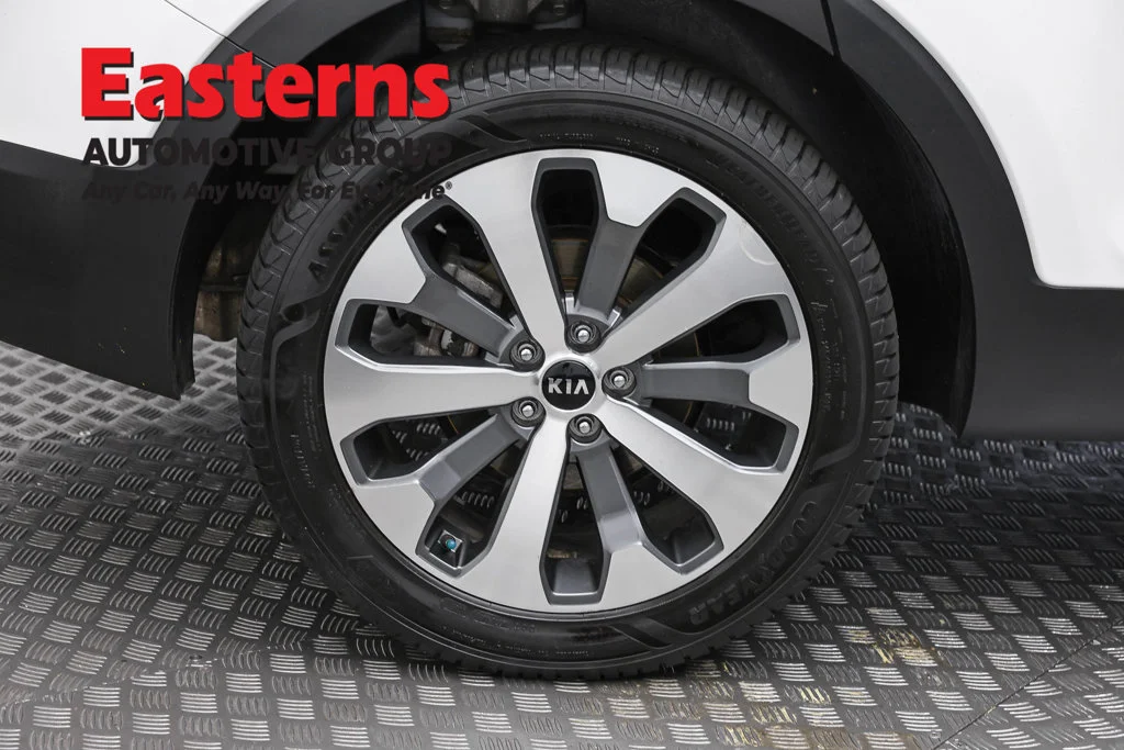 Used 2020 White Kia S image 32
