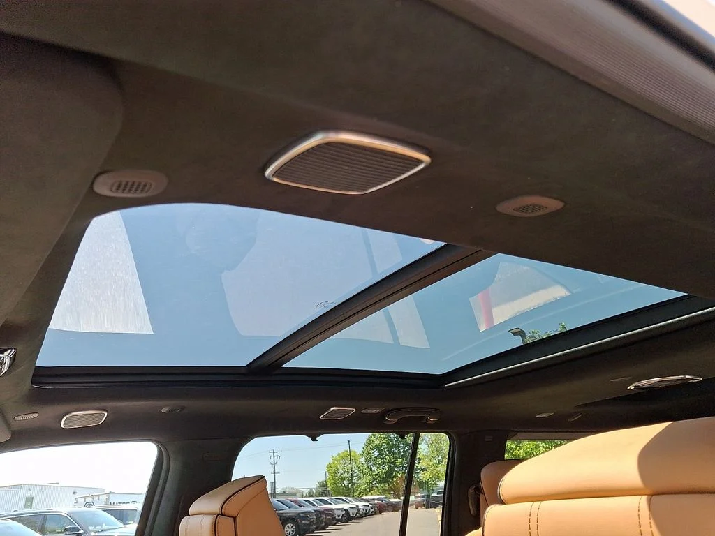 New 2026 Bright White Clear-Coat Exterior Paint Jeep Summit Reserve image 9