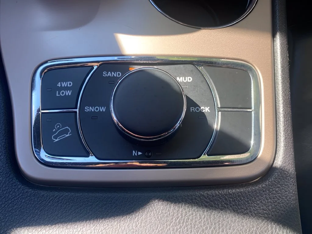 Used 2014  Jeep Limited image 22