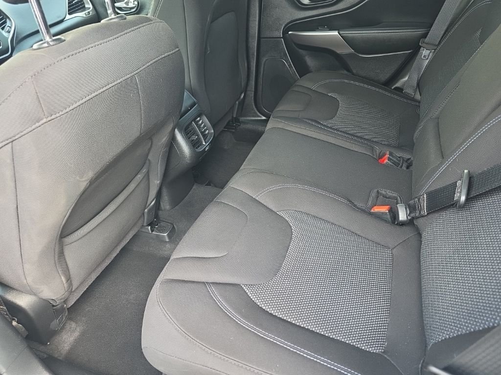 Used 2021 White Jeep Latitude image 11