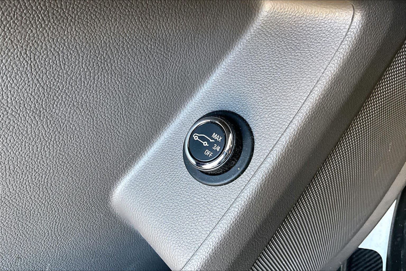Used 2018 Iridescent Pearl Tricoat Chevrolet LT Cloth image 33