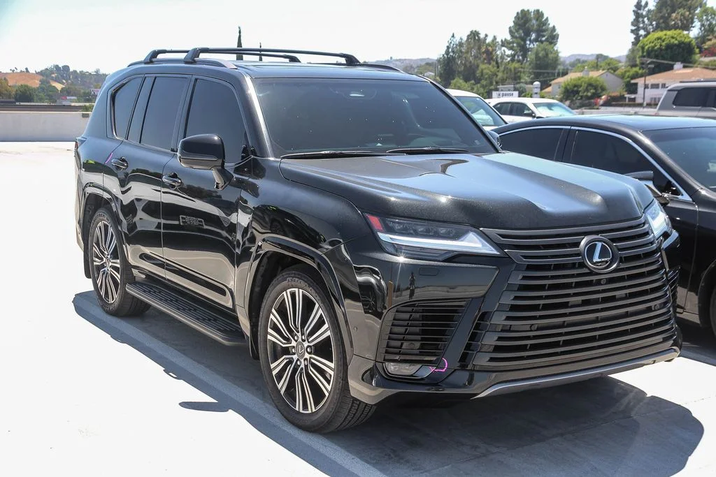 Used 2025 Black Lexus 700h Luxury image 3