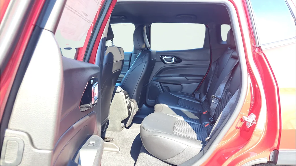 New 2026 Red Hot Pearlcoat Jeep Latitude image 12