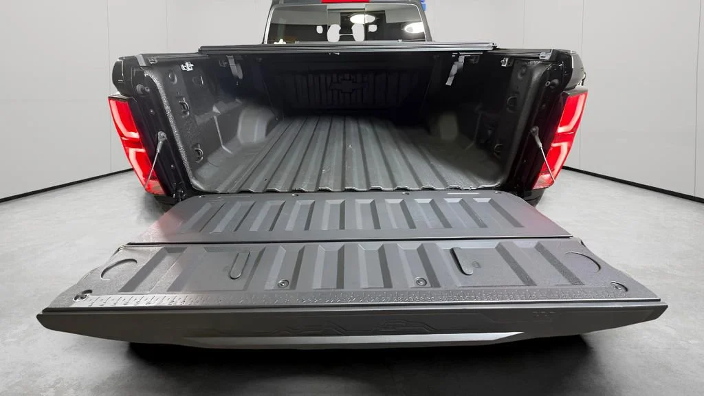 Used 2024 Black Chevrolet Z71 image 28