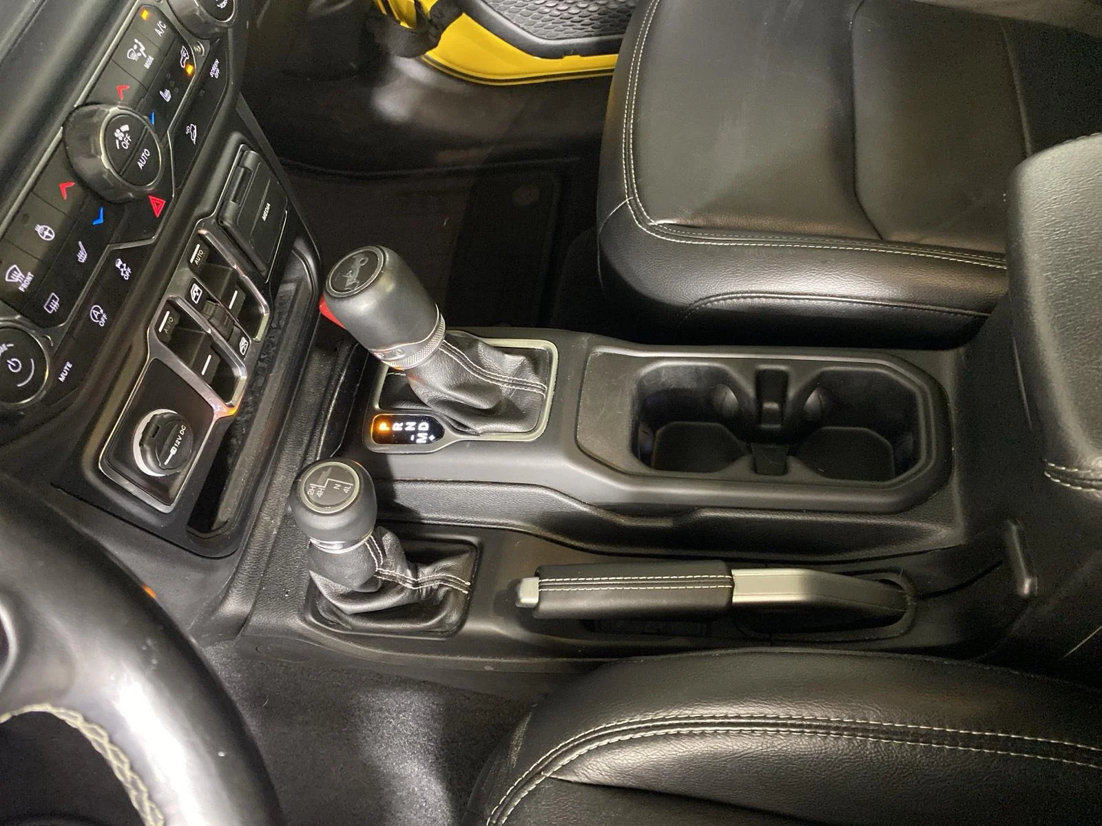 Used 2019 Hellayella Jeep Sahara image 26