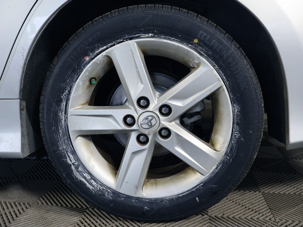 Used 2013 Silver Toyota SE image 18