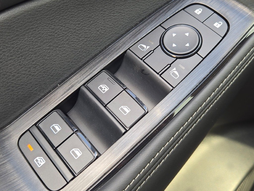New 2026 Champagne Silver Metallic / Super Black Two-tone Nissan Platinum image 30