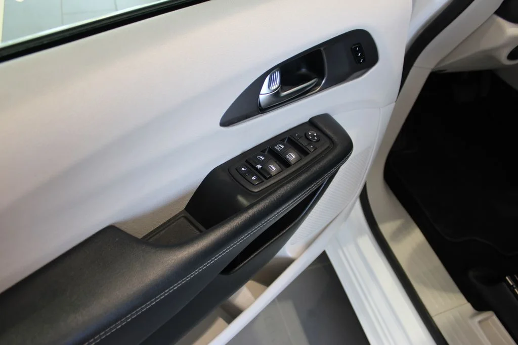 Used 2023 Bright White Clearcoat Chrysler Touring L image 30