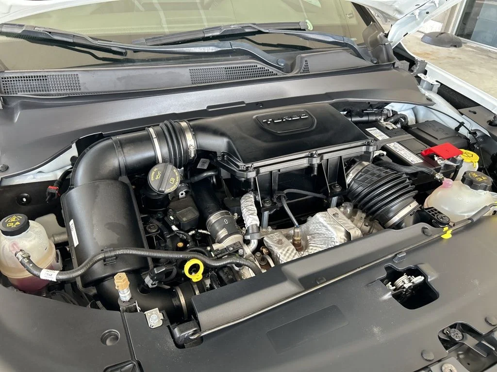 Used 2023 White Jeep Altitude image 10