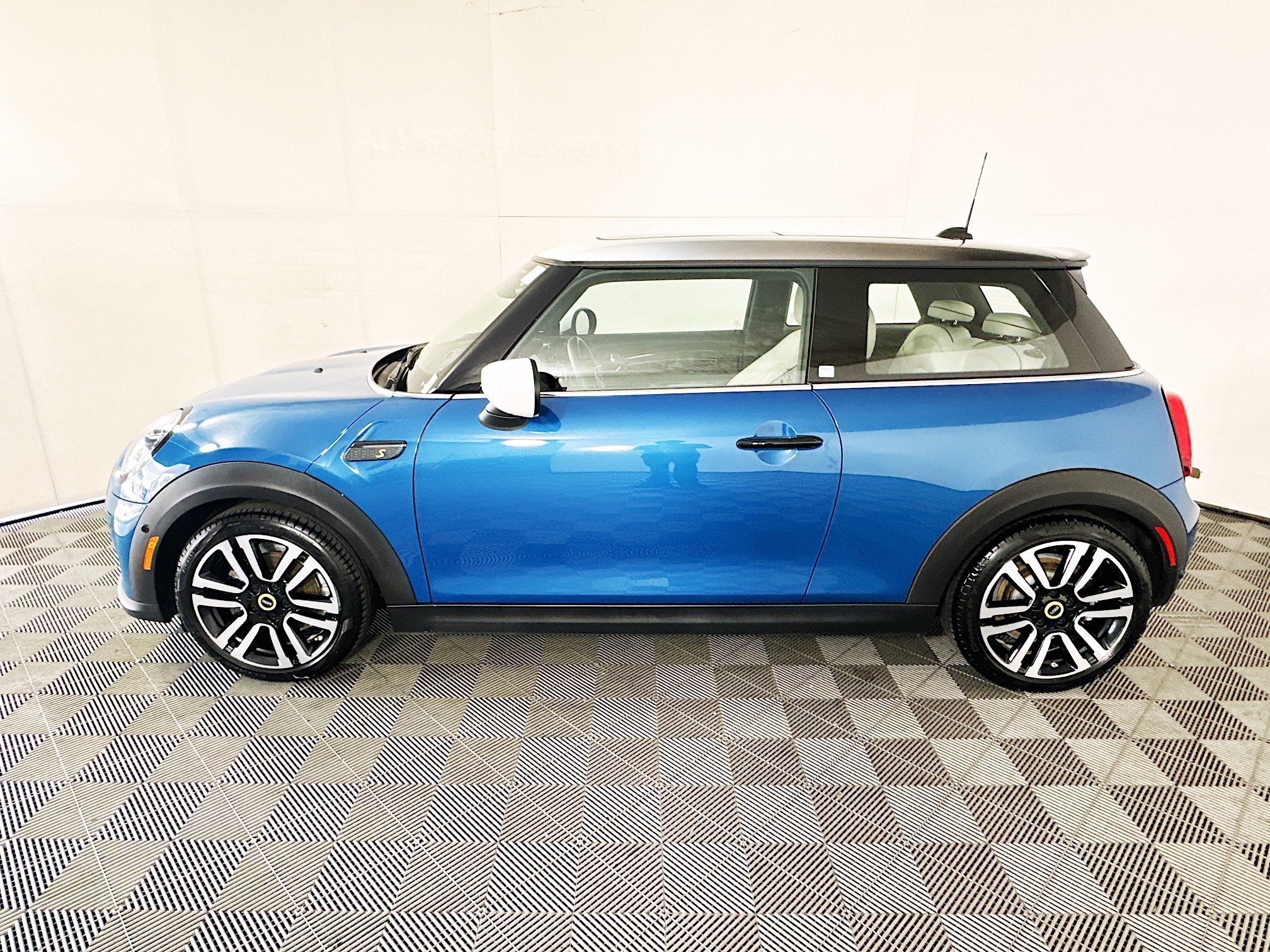 2023 MINI Hardtop 2 Door SE - Photo 6
