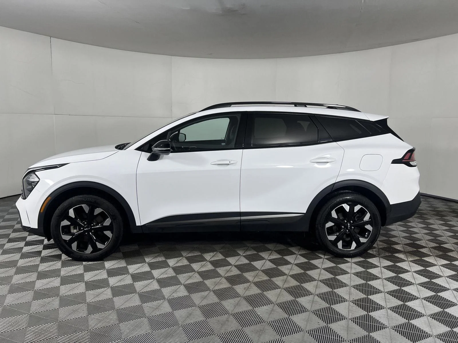 Used 2023 Glacial White Pearl Kia X-Line image 26