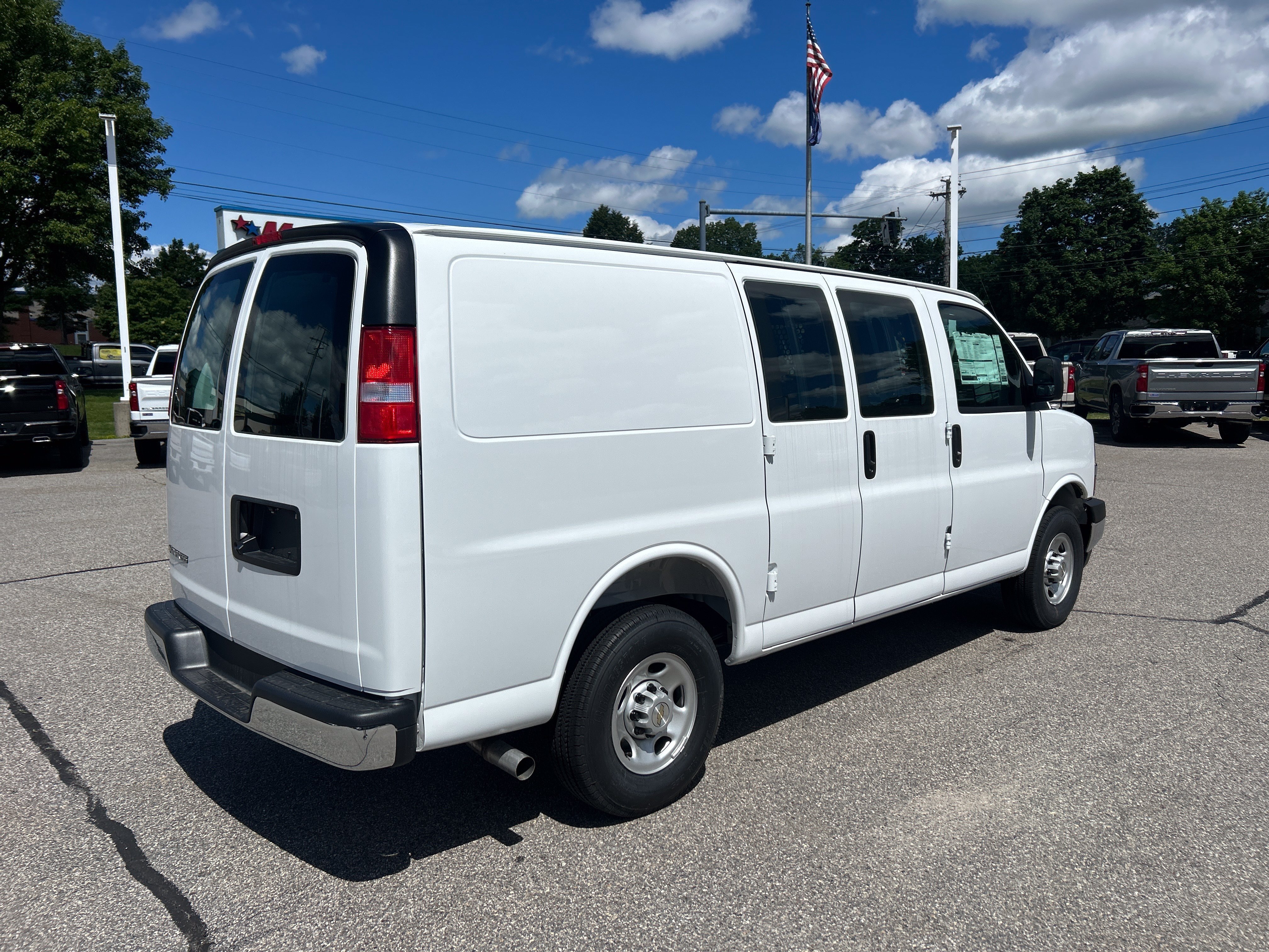 New 2026 Summit White Chevrolet WT image 2