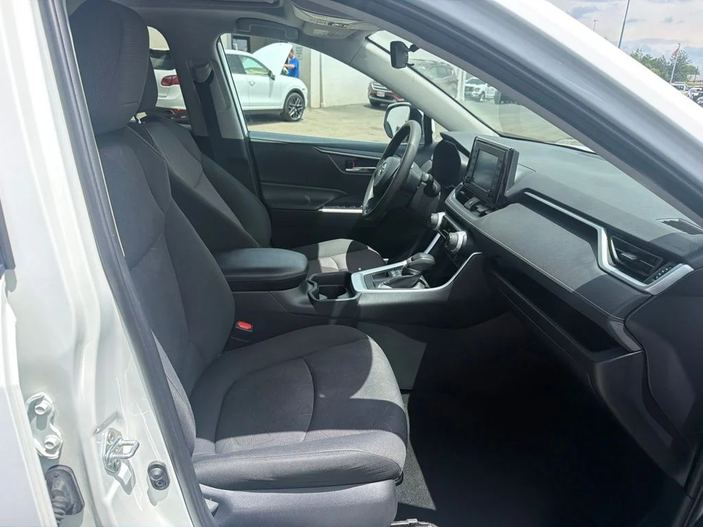Used 2019 White Toyota XLE image 35