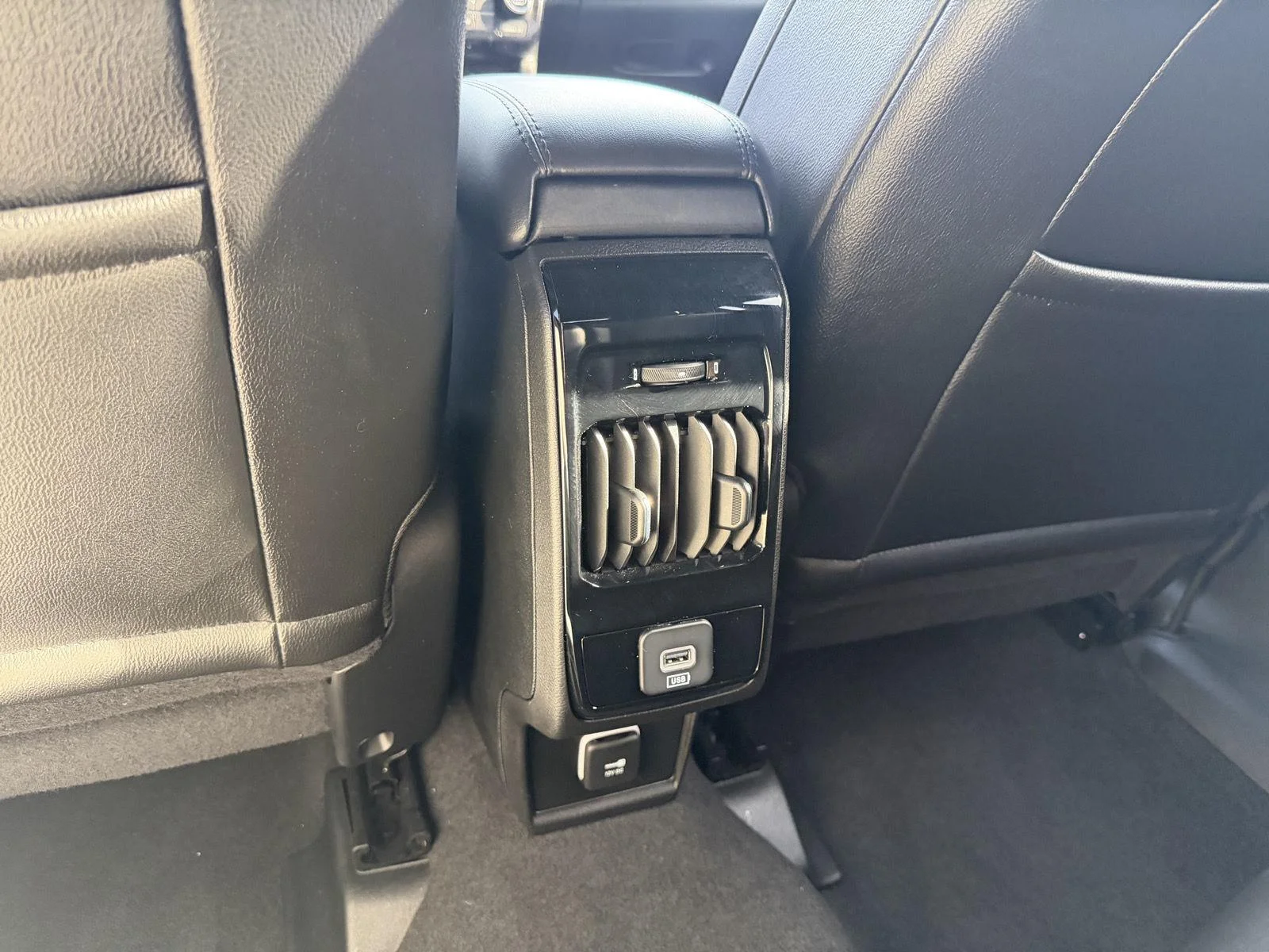 Used 2025 Red Hot Pearlcoat Jeep Latitude image 9