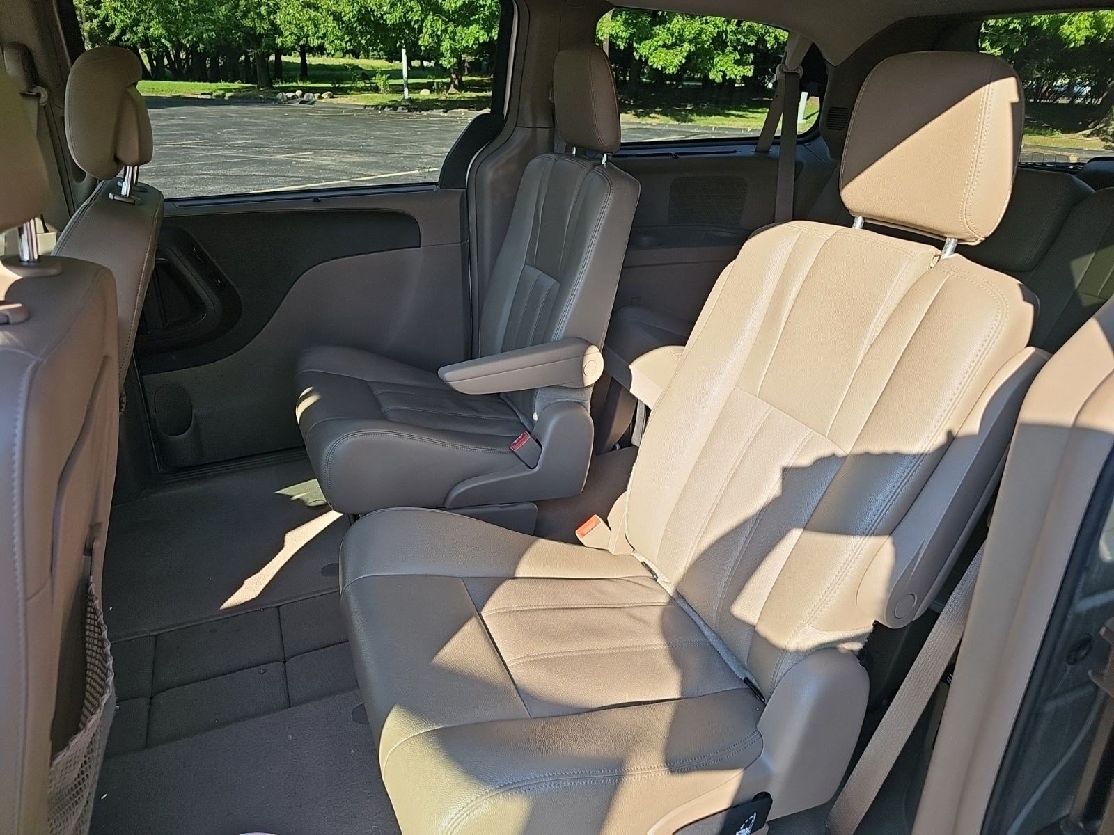Used 2016 Cashmere/Sandstone Pearlcoat Chrysler Touring-L image 15