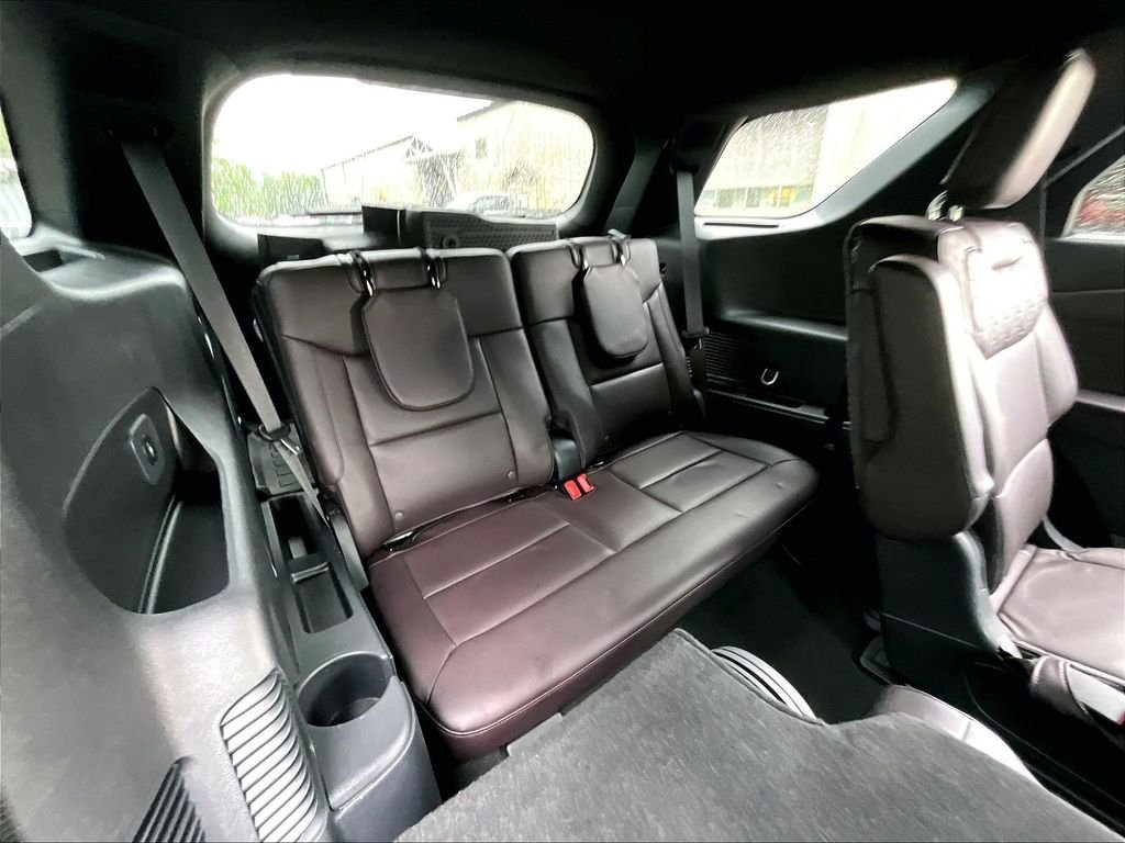Used 2025 Black Metallic Ford Platinum image 17