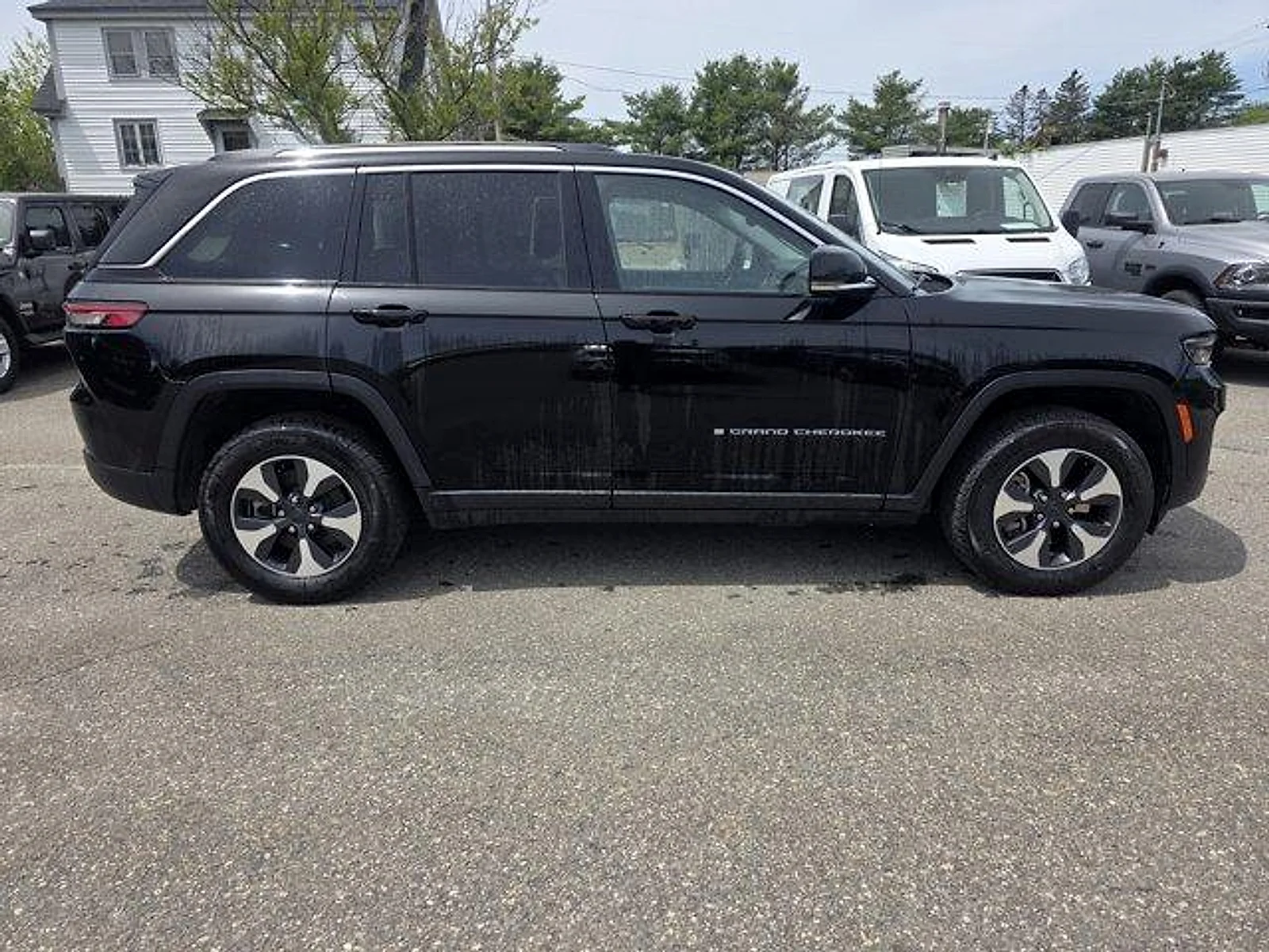 Used 2023 Diamond Black Crystal Pearlcoat Jeep  image 3