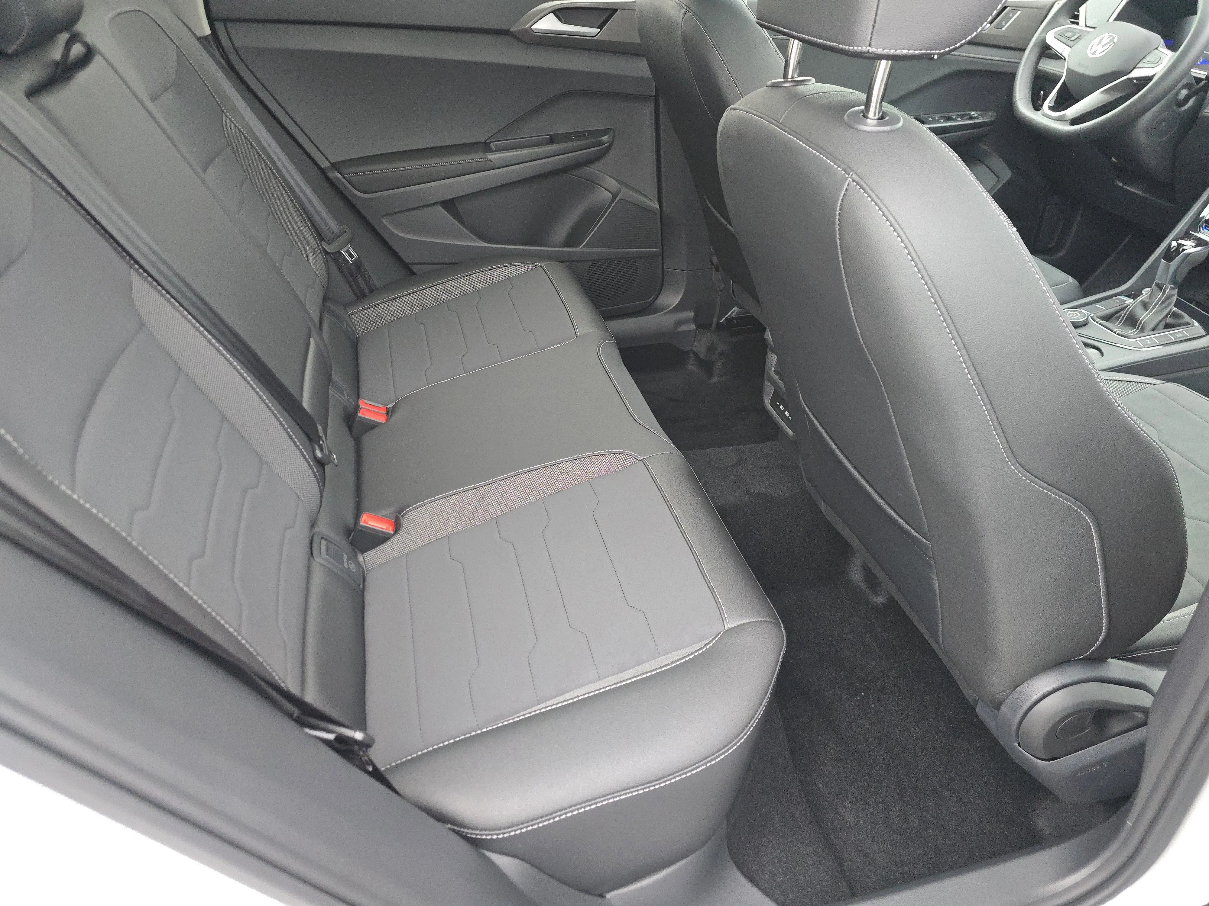 New 2026 Pure White w/Deep Black Roof Volkswagen SE Black image 17