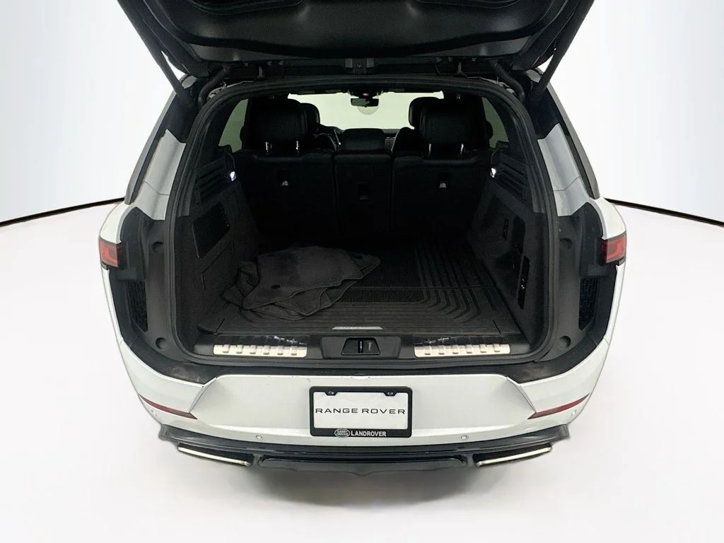 Used 2024 White Land Rover Dynamic SE image 27