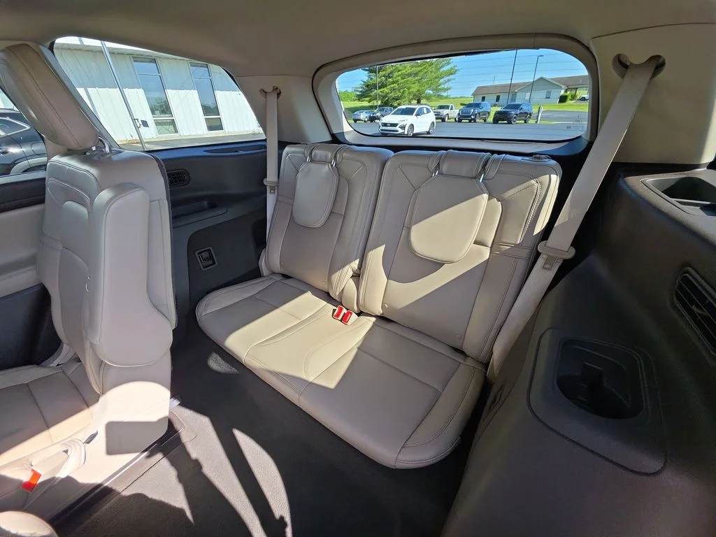Used 2021 White Lincoln Reserve image 24