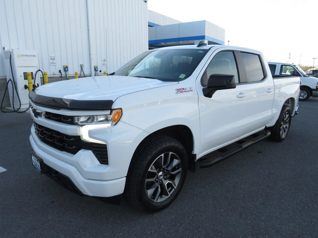 Used 2024 Summit White Chevrolet RST image 11