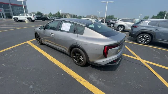 2025 Kia K4 LXS - Photo 8