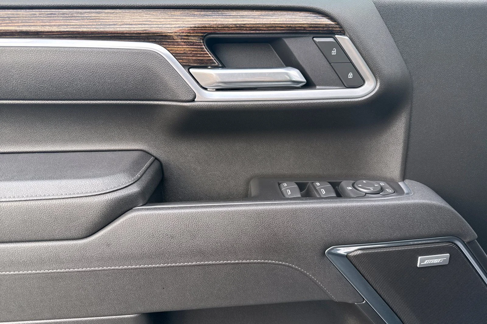 Used 2025  GMC Elevation image 10