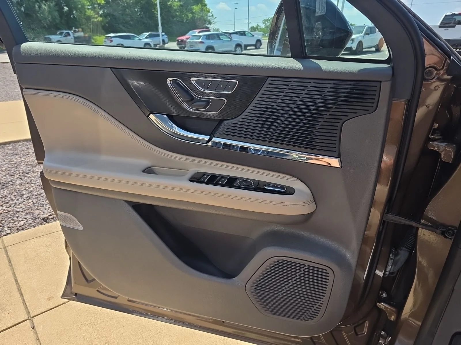 Used 2022 Smoke Metallic Lincoln Standard image 22