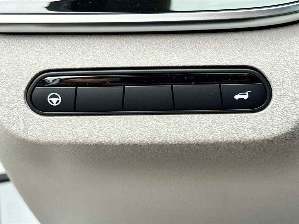 New 2027 RADIANT WHITE INFINITI Luxe FWD image 10