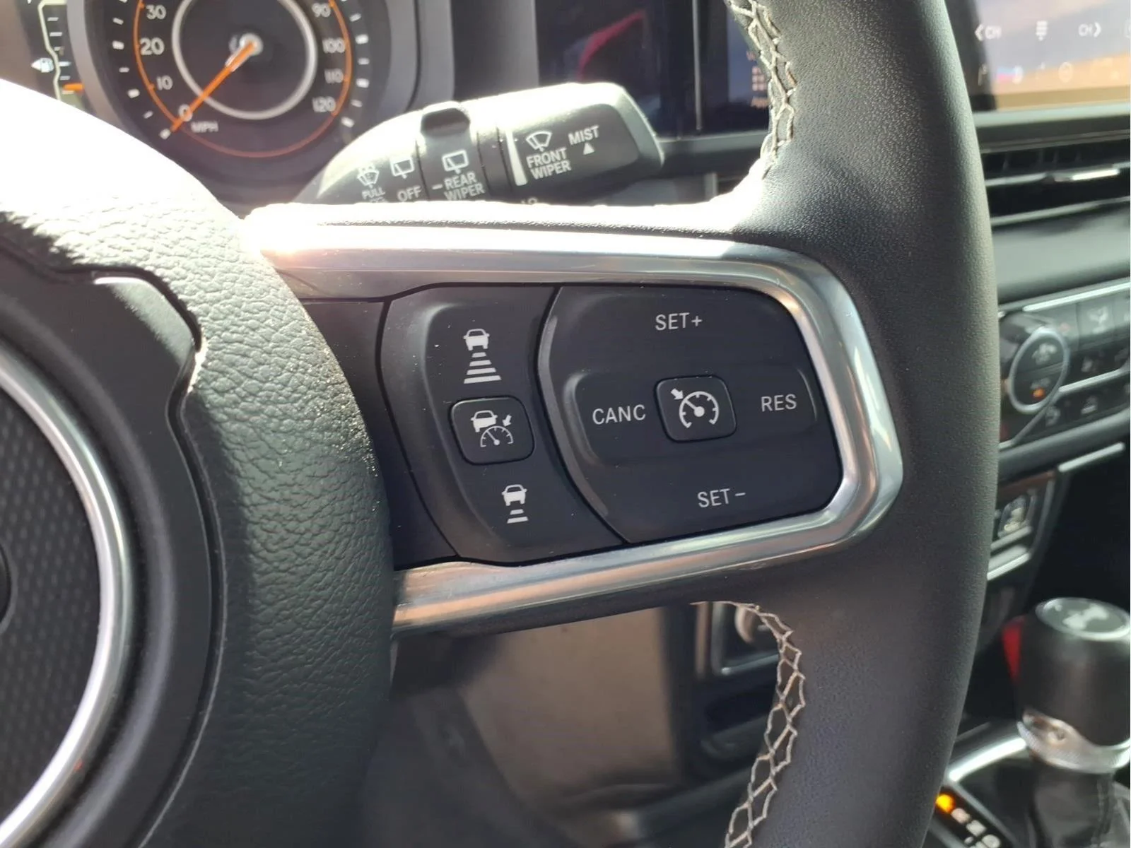 Used 2025 Granite Crystal Metallic Clearcoat Jeep Sahara image 22