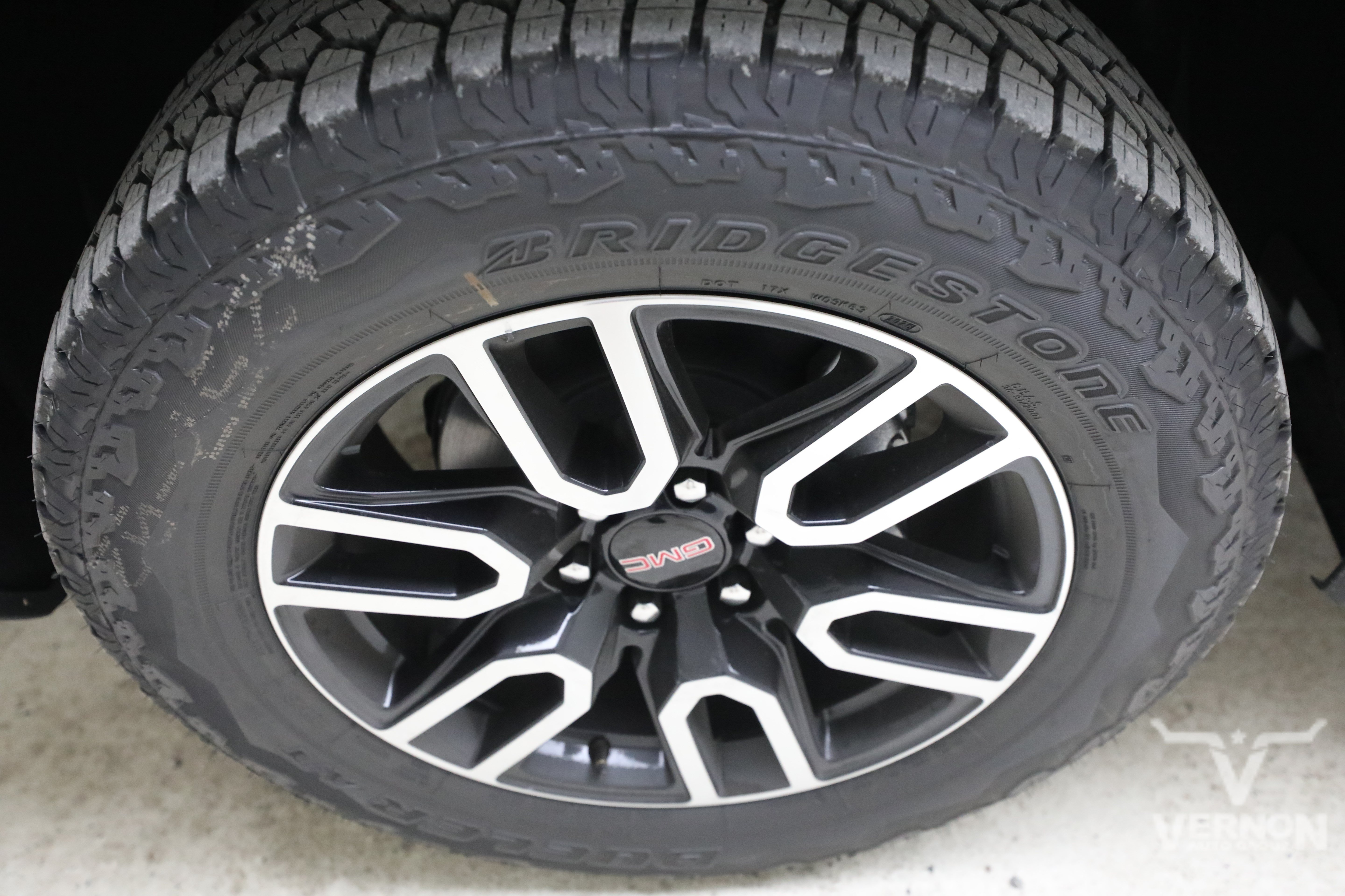 New 2026 Summit White GMC N image 31