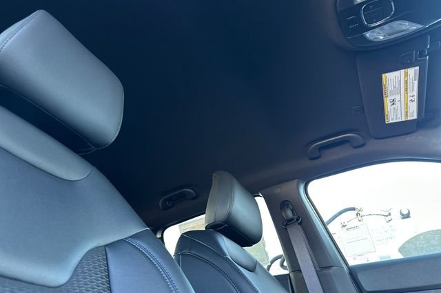 New 2026 Silver Zynith Metallic Clearcoat Jeep Latitude image 18