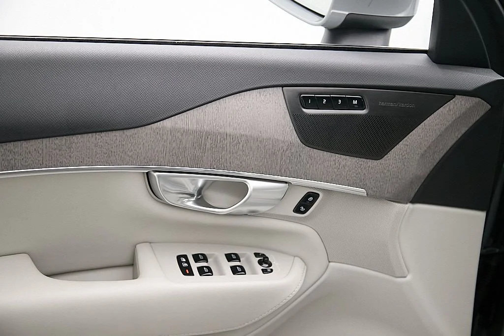 Used 2024 Vapour Grey Volvo Plus image 11