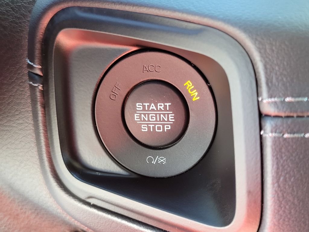 Used 2025 White Jeep Mojave image 23