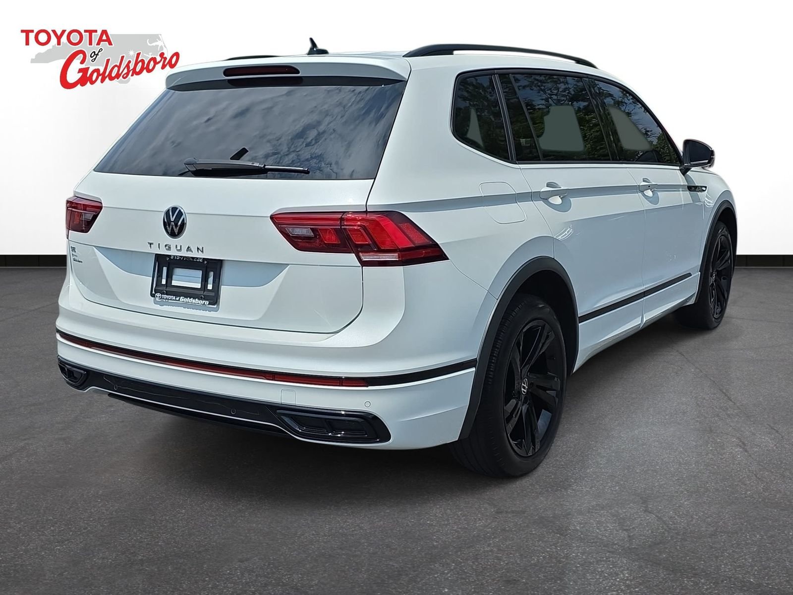 Used 2024  Volkswagen 2.0T SE R-Line Black image 5