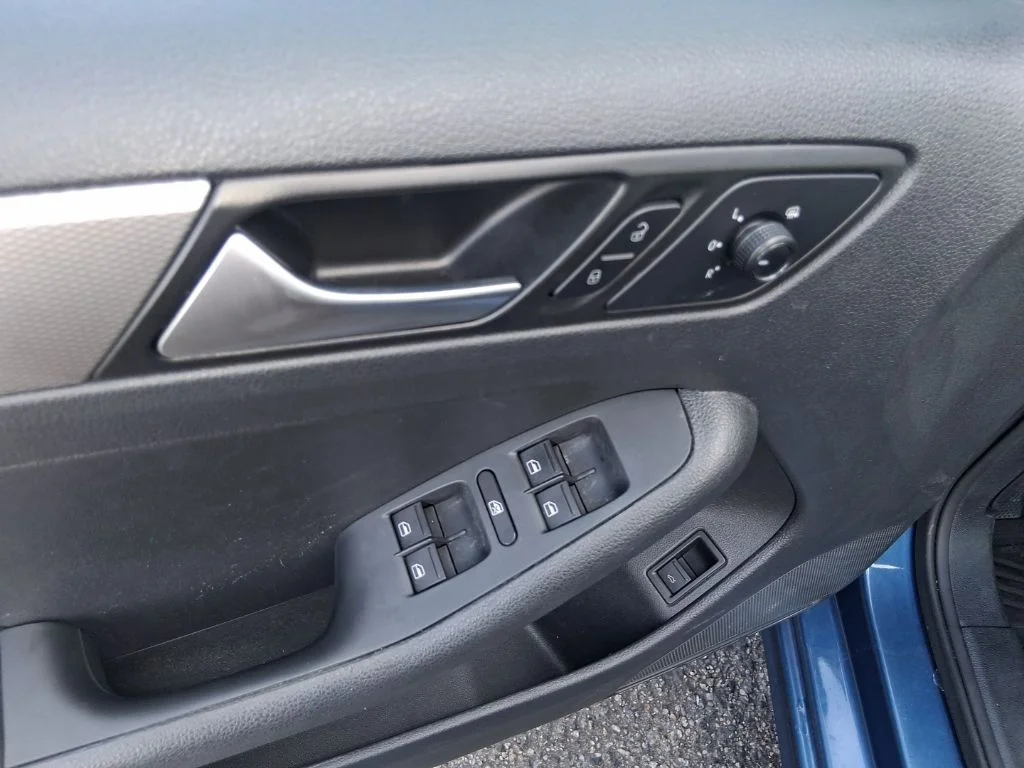 Used 2017 Blue Volkswagen 1.4T S image 8