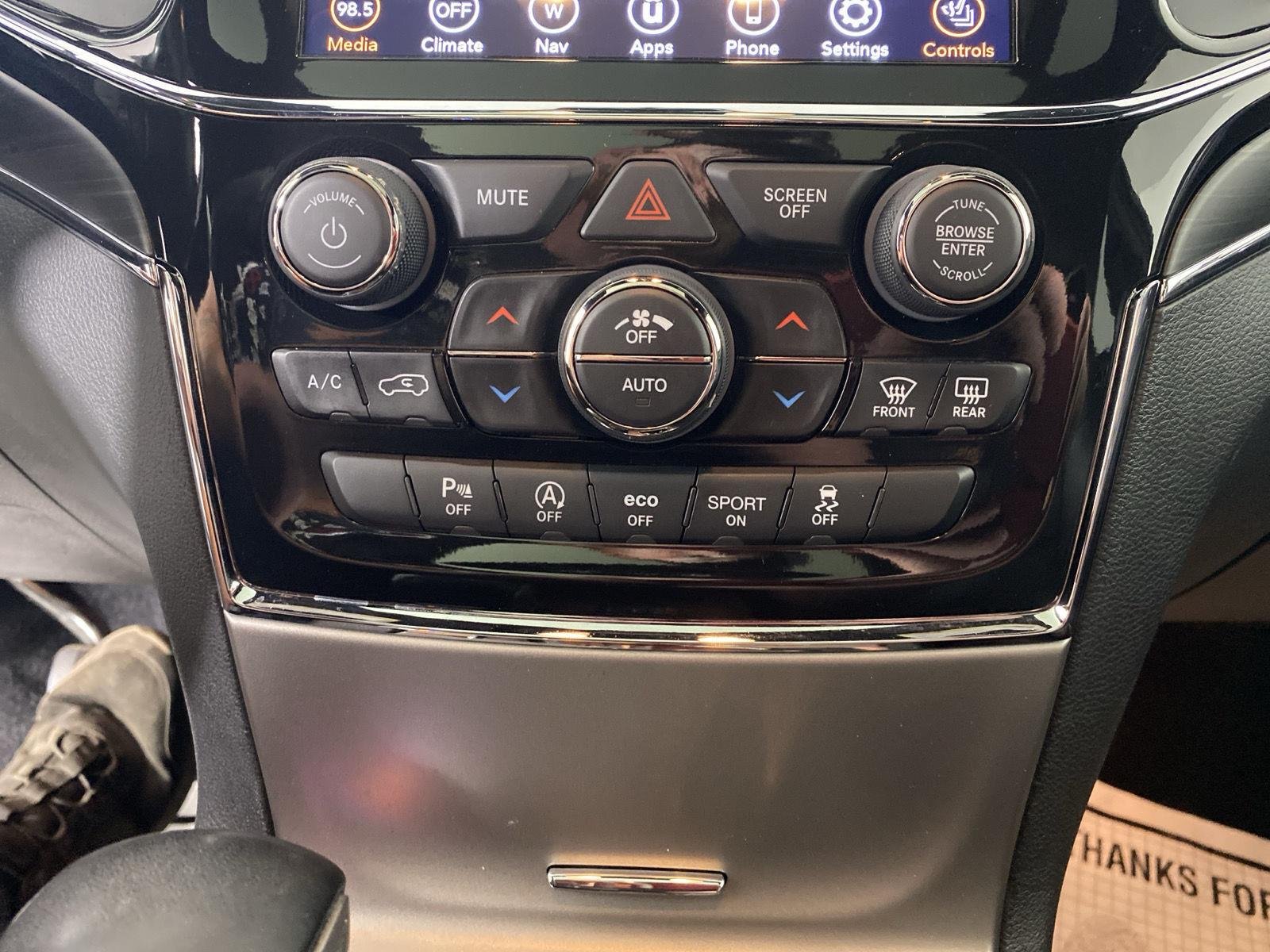 Used 2021 Diamond Black Crystal Pearlcoat Jeep Limited image 30