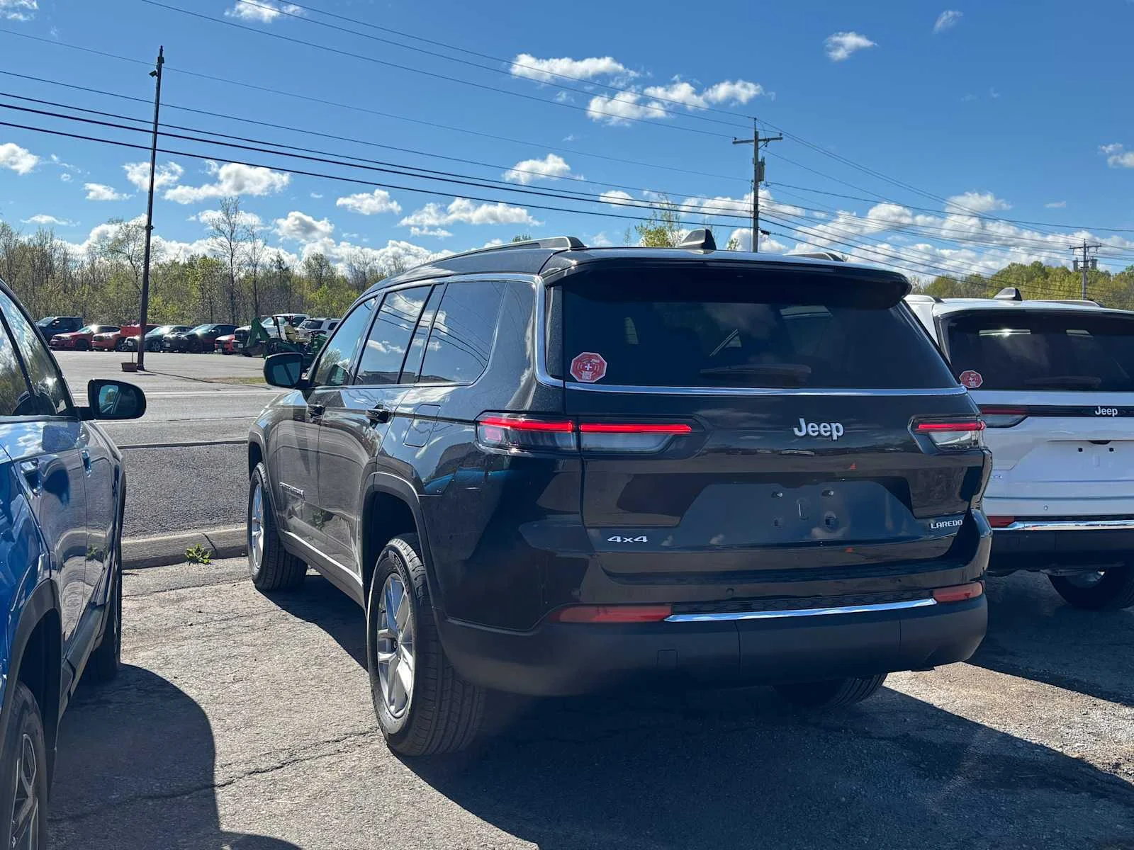 New 2026 Diamond Black Crystal Pearl-Coat Exterior Paint Jeep Laredo X image 3