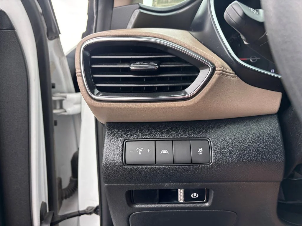 Used 2022 Gray Hyundai SE image 22