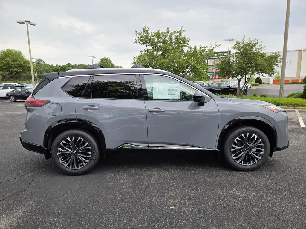 New 2026 Boulder Gray Pearl / Super Black Two-tone Nissan Platinum image 6
