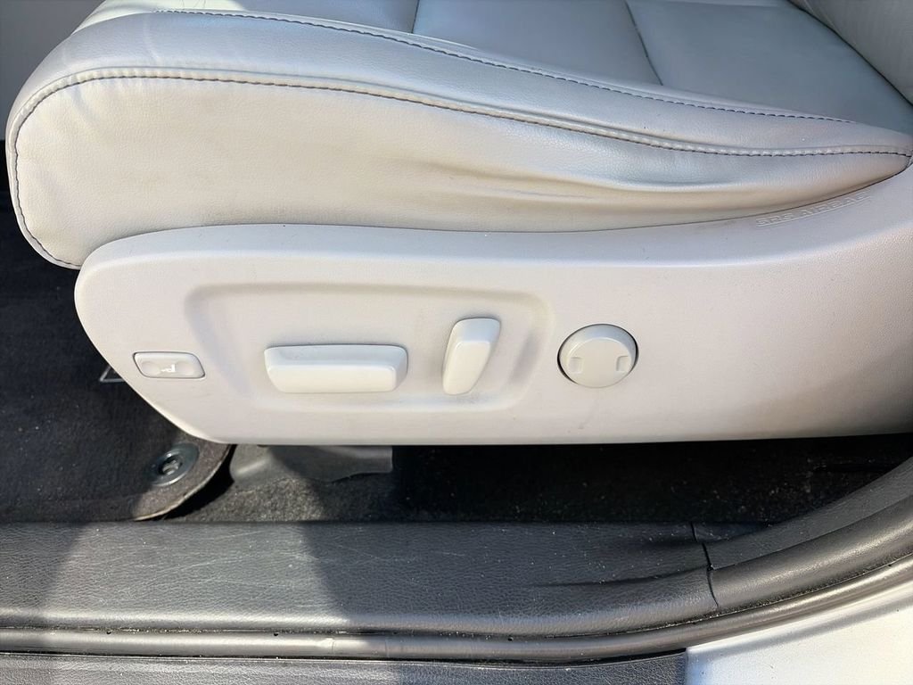Used 2019 Silver Toyota XLE image 17