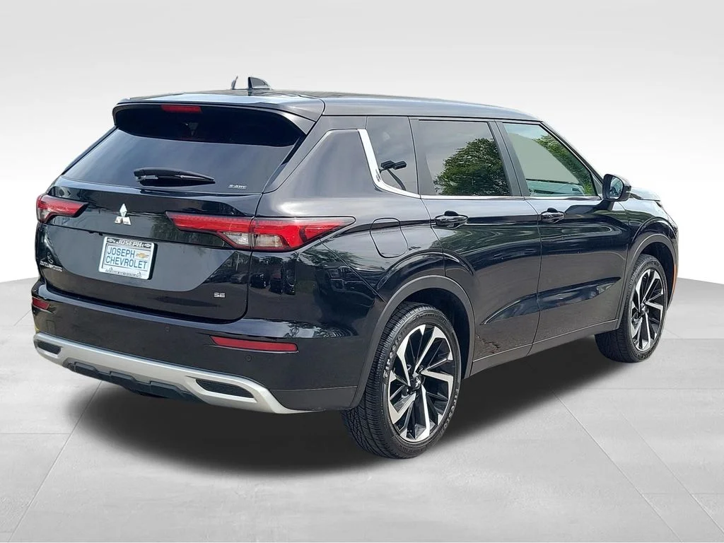Used 2024  Mitsubishi SE image 4