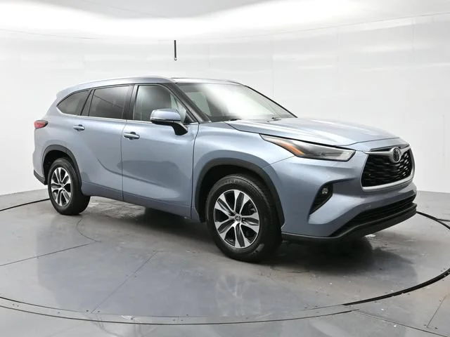 Used 2022 Moon Dust Toyota XLE image 1