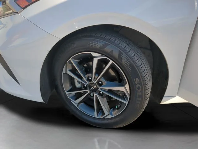 Used 2024 White Kia LXS image 30