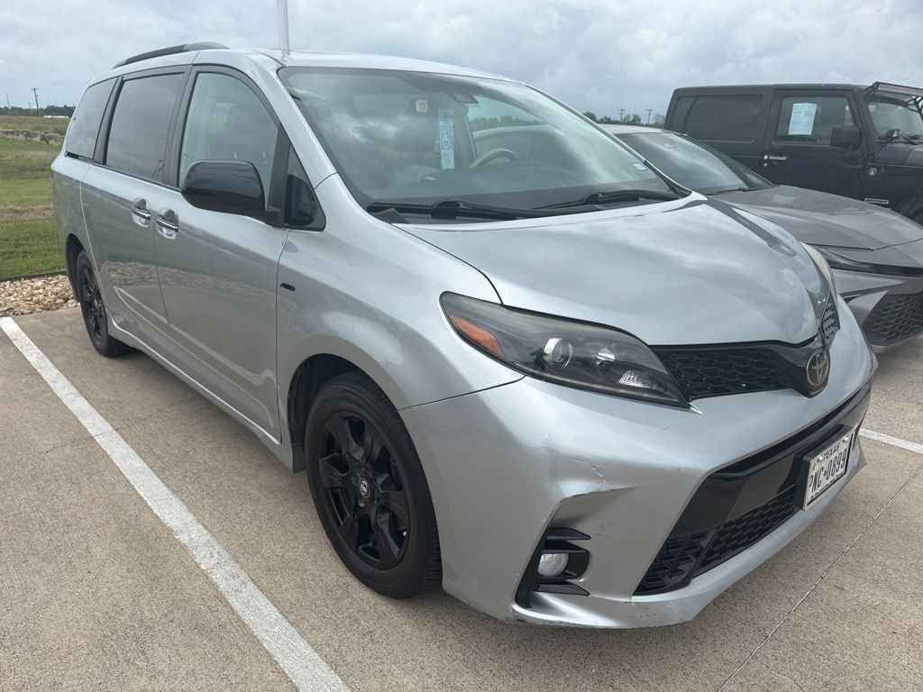 2020 Toyota Sienna SE V6 7-Passenger AWD's photo