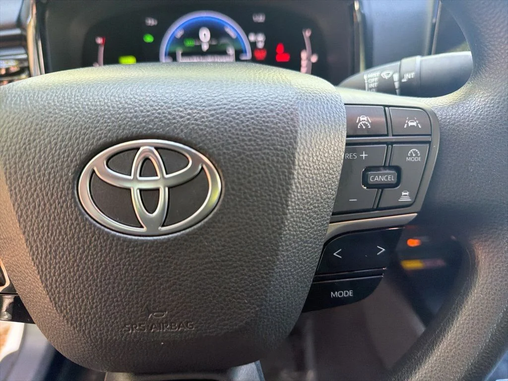 Used 2025 White Toyota LE image 20